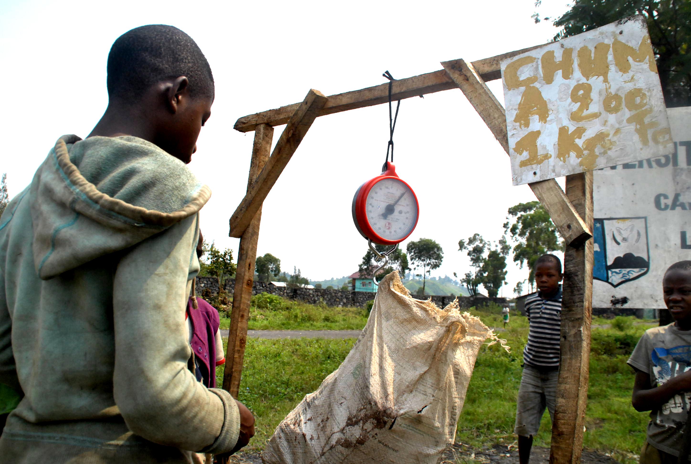 RDC : Sadiki Bahati récolte le fer pour reprendre le chemin de l’école !